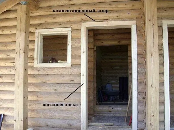 Установка двери в деревянном доме: сначала делают обсаду