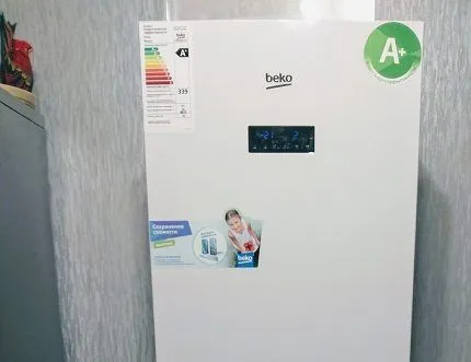 Информационные наклейки на корпусе холодильника