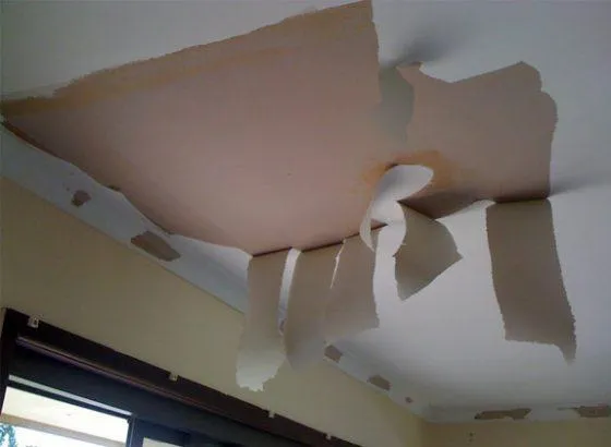 Удаление старого покрытия с потолка