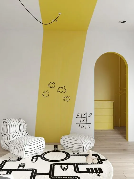 желтый рисунок на белой стене