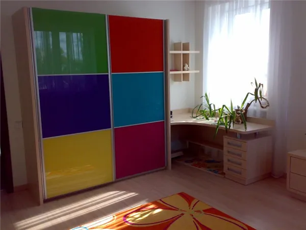 Шкаф купе в детской комнате, оформленный несколькими цветами