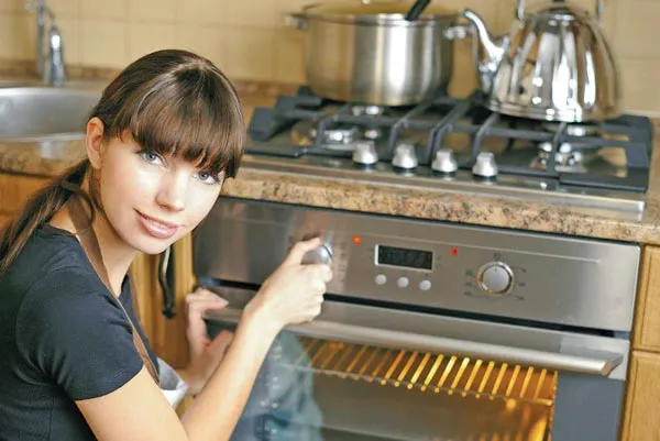 Девушка возле духовки