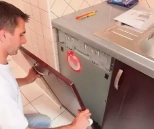 Как снять фасад с посудомойки