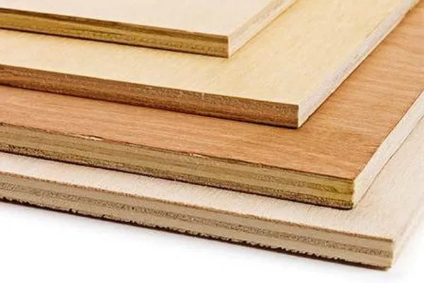 Фанера - один из самых известных и популярных в строительстве листовых материалов