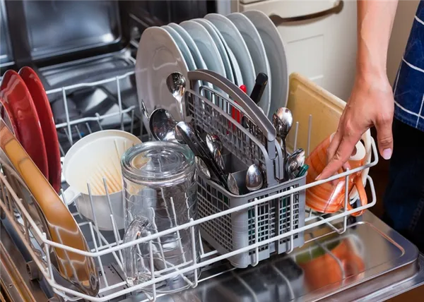 При запуске посудомоечной машины важно правильно разместить грязную посуду в лотках бункера
