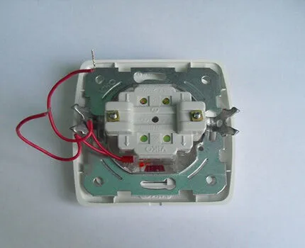 Светодиодный выключатель с открытыми проводами подсветки