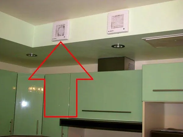 Вентиляцию с обратным клапаном на кухне можно дополнить вытяжкой, которая работает на общий объем помещения 