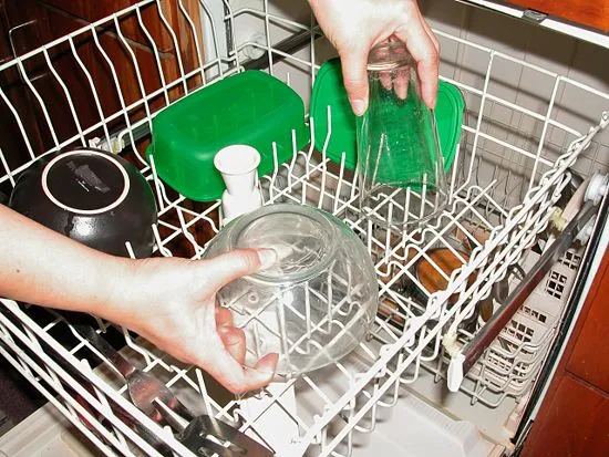При половинной загрузке посудомоечной машины хрупкую посуду следует хорошо укрепить