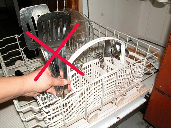 При половинной загрузке посудомоечной машины нельзя ставить приборы вертикально
