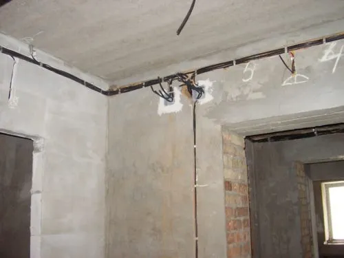 Оптимальный вариант установки распределительных коробок в 15 – 20 см под потолком, ответвления для розеток делаются вертикально вниз
