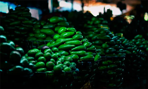 авокадо на рынке
