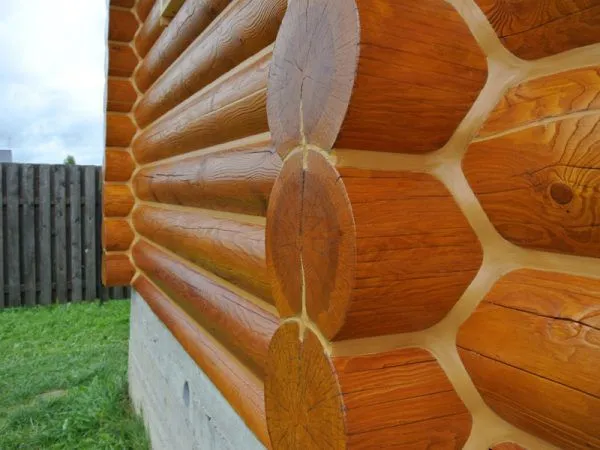Окрашенная стена деревянного дома