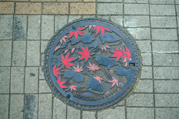 Ещё один японский канализационный люк - с улиц города Хиросима