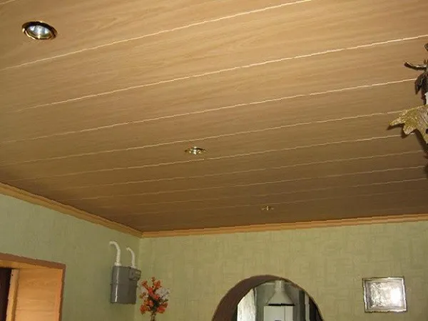 Кухня с подшитым потолком из вагонки