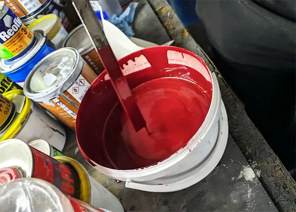 Покупать краску всегда нужно с запасом, и даже если останется немного состава, его можно сохранить для мелкого ремонта. Имейте в виду, что бетон – пористая поверхность, которая способна впитать часть краски, а это увеличивает расход