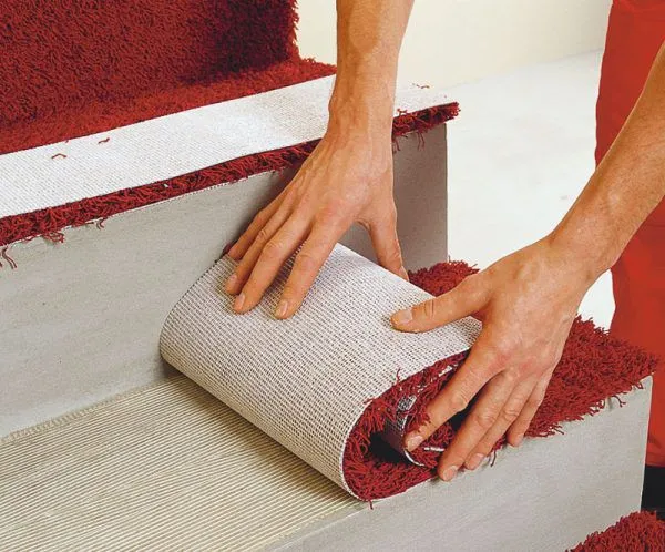 Укладка коврового напольного покрытия на ступени лестницы