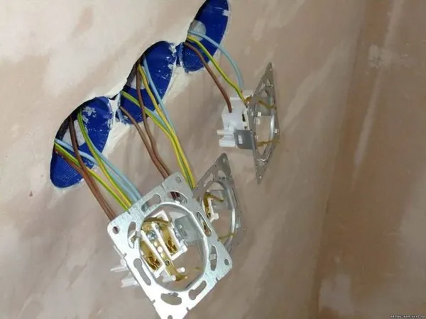 Как подключить розетку с заземлением: провода подключены 