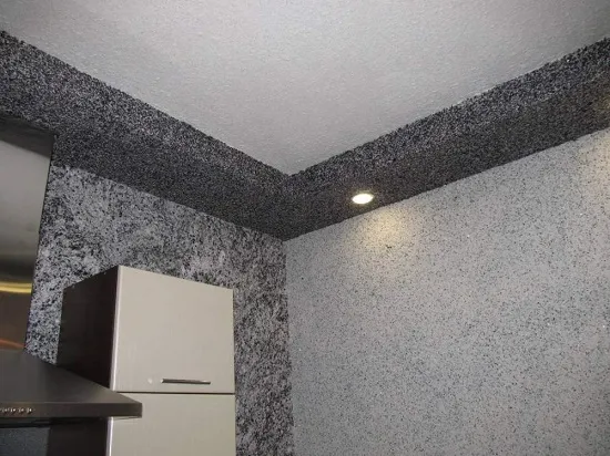 Штукатурка с добавлением шелковых нитей в отделке стен и потолка кухни