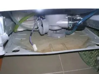 Как слить воду из поддона посудомоечной машины?
