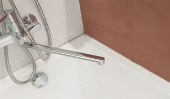 Чем заделать стык между ванной и стеной, чтобы в щель не протекала вода?