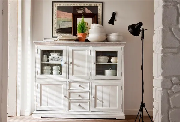 Белая витрина для посуды в гостиную скандинавского стиля