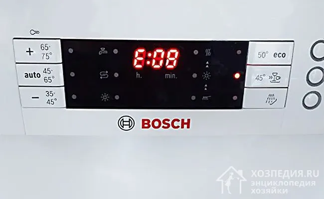 Ошибка <strong>E8</strong> в посудомойке фирмы Bosch, сообщающая о том, что за отведенный промежуток времени вода не набралась» /> Ошибка <strong>E8</strong> в посудомойке марки Bosch указывает на то, что вода не была набрана за отведённый период времени.</p>
<p>На дисплеях посудомоечных машин брендов Electrolux и Zanussi в таких случаях отображаются коды ошибок <strong>i10</strong> или <strong>iF0</strong>. При появлении кода <strong>iF0</strong> машина будет пытаться продолжить работу: циркуляционный насос будет гудеть, но фактически ничего не произойдёт. В этом состоянии существует вероятность сгорания электронагревателя (ТЭН), поэтому рекомендуется отключить и обесточить устройство. В немецких посудомоечных машинах Bosch и Siemens ошибки будут отображаться как <strong>E3</strong> или <strong>E8</strong>.</p>
<p>Причины отсутствия нужного объема воды, которые можно устранить самостоятельно, могут быть следующими:</p>
<ol>
<li>В водопровод подача воды не осуществляется или её напор недостаточен. Чтобы проверить это, достаточно открыть любой кран.</li>
<li>Дверца ПММ закрыта не до конца — замок не защёлкнут. Если это так, в управляющий модуль не поступит сигнал о закрытии дверцы, и программа, включающая набор воды, не сможет быть запущена. Перепроверьте закрытие дверцы до щелчка.</li>
<li>Закрыт один из запорных кранов (обычно первый — на входе водопровода в квартиру, а второй — перед впускным шлангом посудомоечной машины). Необходимо открыть их.</li>
<li>Впускной шланг пережат, перекручен или перегнут. Такие ситуации случаются редко, но могут возникнуть, например, после переустановки мебели или выполнения сантехнических работ. Проверьте состояние заливного шланга.</li>
</ol>
<p><img decoding=
