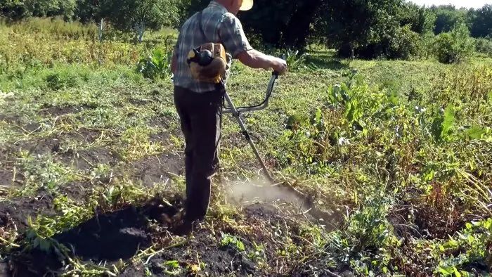 Картошка выходит сама из земли простая картофелекопалка для мотоблока которую сможет повторить каждый