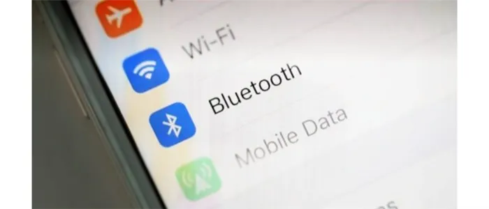 Включение беспроводных наушников для подключения к телефону через Bluetooth